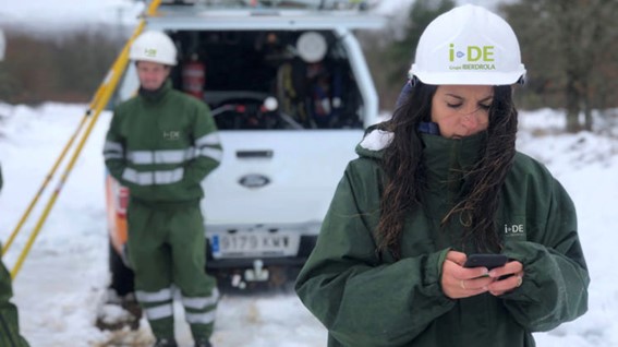 Dos operarios de i-DE en la nieve