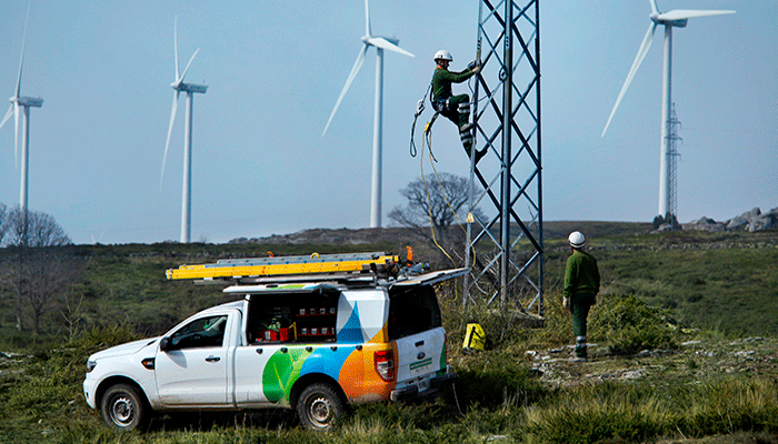 Vehículo de Iberdrola en tareas de mantenimiento