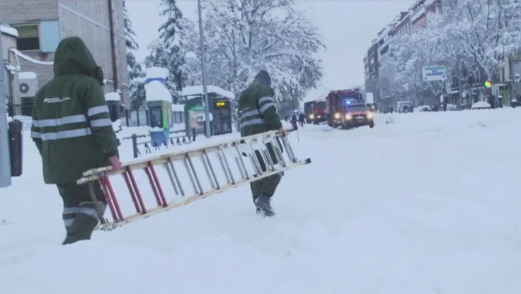 Dos empleados de Iberdrola en la nieve con una escalera