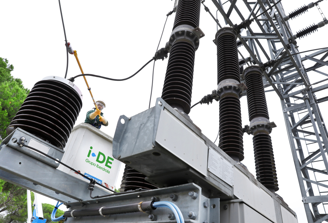 Operario dei-DE de mantenimiento de una subestación eléctrica